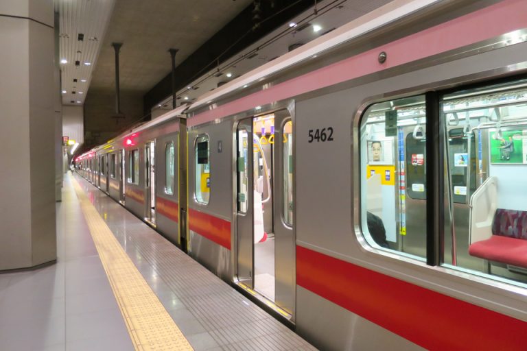 一日乗車券を使って個性的な横浜高速鉄道みなとみらい線の各駅を巡る
